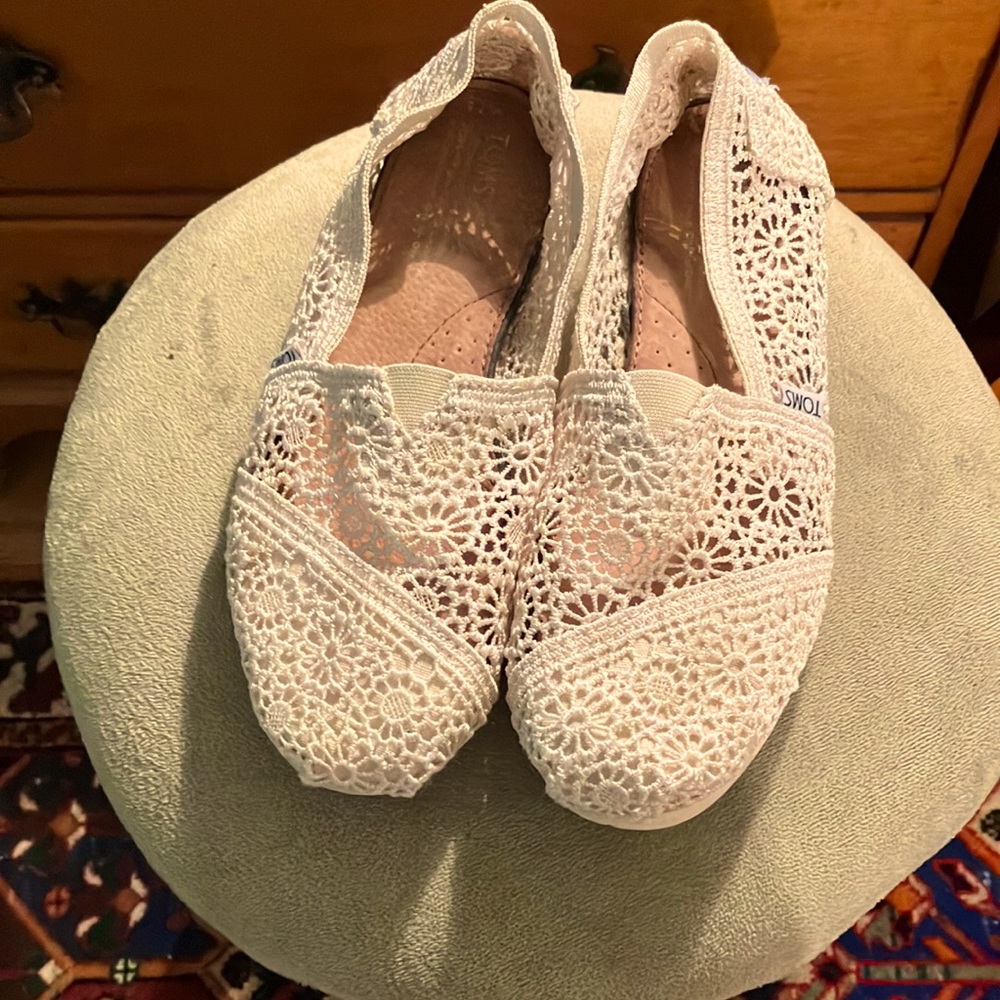 Cute TOMS flats, Cream/beige, Size 7.5W, washable.